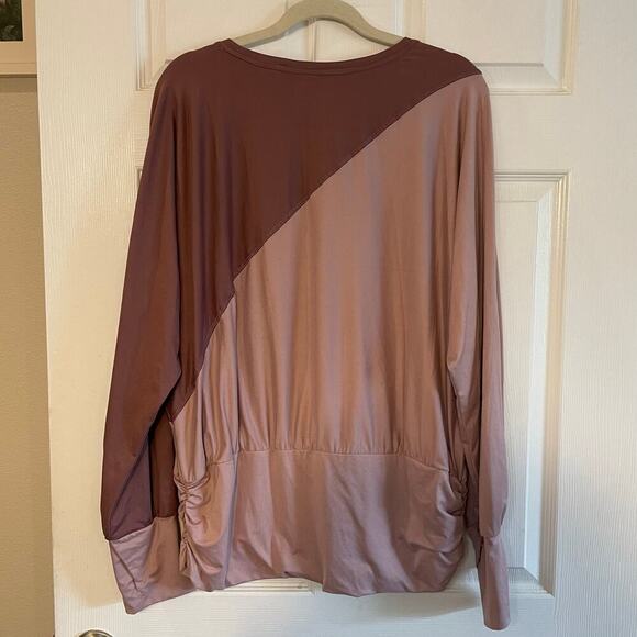 Athletic Top Long Sleeve Crewneck By Tahari SportIn Purple, Size 2XL - Picture 1 of 10